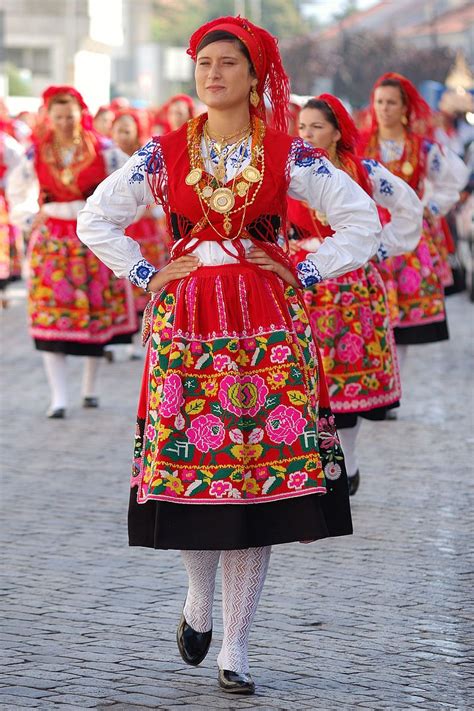 o bonde a moda portuguesa|Roupas Típicas de Portugal: Um Passeio pela Moda Tradicional